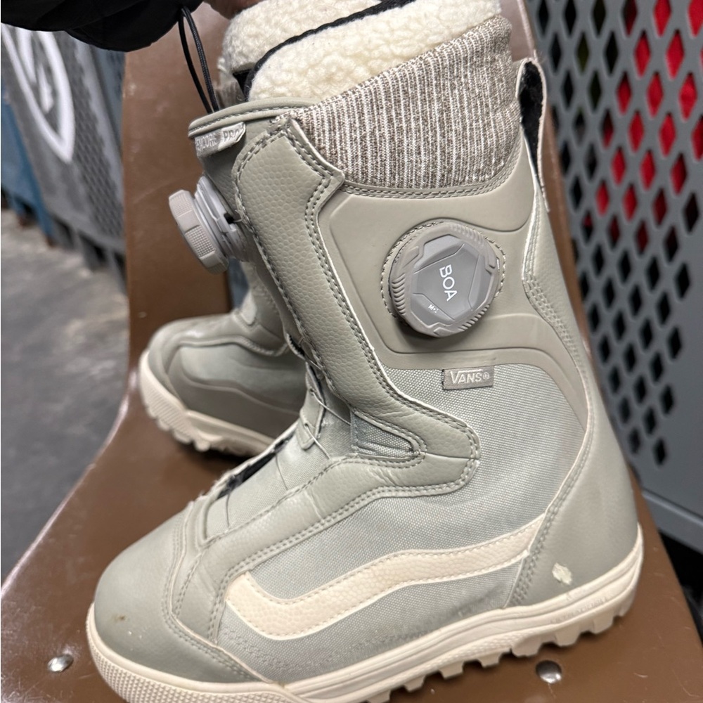 Vans Women's Snowboard Boots in Light Gray and Cream with BOA